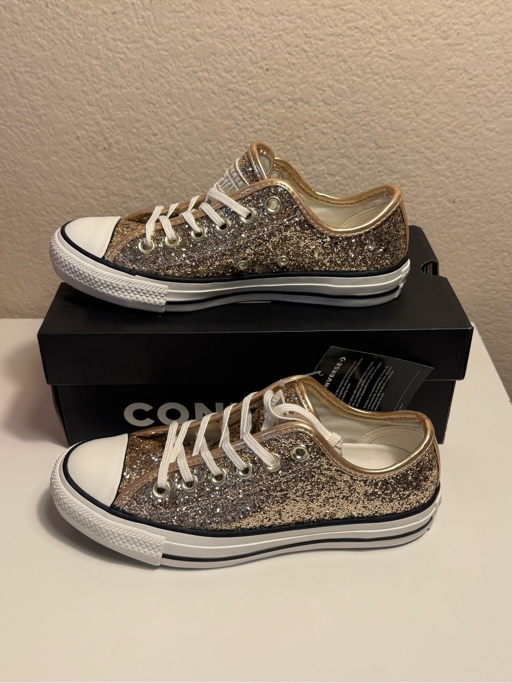 Converse Chuck Taylor All Star Women’s 6.5 Gold Glitter Low Top Sneakers 559049C